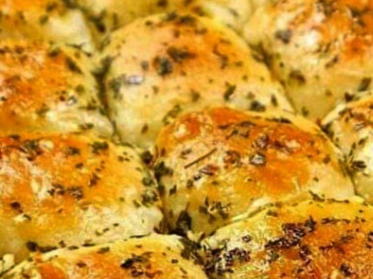 Homemade Garlic Rolls: The Most Delicious Alternative To Regular Bread 